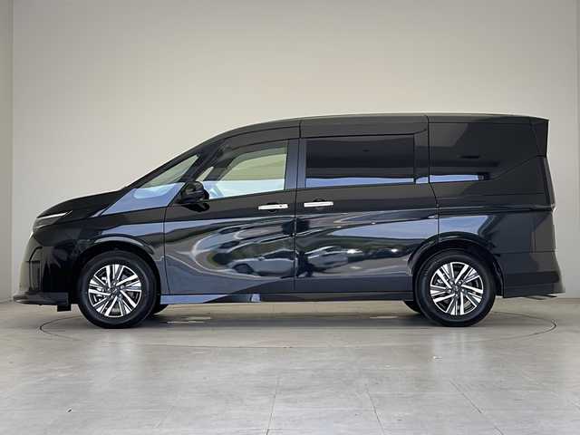 日産 セレナ ハイウェイスター V 愛知県 2023(令5)年 1.3万km ダイヤモンドブラック 衝突軽減システム/純正12.3型ディズプレイオーディオ　ナビあり/純正エアロ/全方位カメラ/両側パワースライドドア/クルーズコントロール/フルセグ/Bluetooth/バックカメラ/コーナーセンサー/純正アルミホイール/ブラインドスポットモニター/LEDヘッドライト/パドルシフト/インテリジェントミラー/リアオートエアコン/ETC2.0/置くだけ充電機/ステアリングスイッチ/スマートキー/プッシュスタート