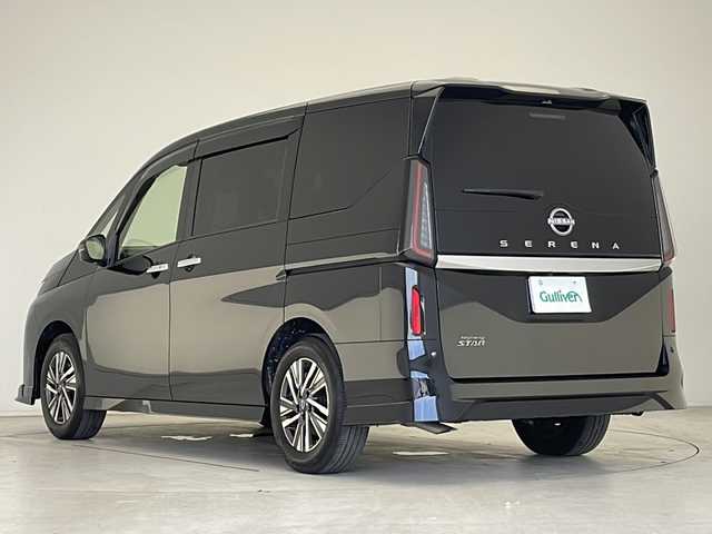日産 セレナ ハイウェイスター V 愛知県 2023(令5)年 1.3万km ダイヤモンドブラック 衝突軽減システム/純正12.3型ディズプレイオーディオ　ナビあり/純正エアロ/全方位カメラ/両側パワースライドドア/クルーズコントロール/フルセグ/Bluetooth/バックカメラ/コーナーセンサー/純正アルミホイール/ブラインドスポットモニター/LEDヘッドライト/パドルシフト/インテリジェントミラー/リアオートエアコン/ETC2.0/置くだけ充電機/ステアリングスイッチ/スマートキー/プッシュスタート