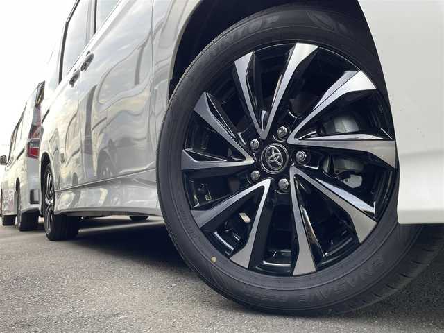 トヨタ ノア ハイブリッド S－Z 福岡県 2025(令7)年 0.1万km未満 ホワイトパールクリスタルシャイン 登録済み未使用車純正８型ディスプレイオーディオ(CarPlay/BT)バックモニター快適利便パッケージHiトヨタセーフティセンスコーナーセンサー電動リアゲート両側電動レーダークルコンシートヒーターハンドルヒーターオートホールドAC100Vコンセントtype C 純正LEDヘッドライト純正アルミホイール純正フロアマットスマートキープッシュスタート