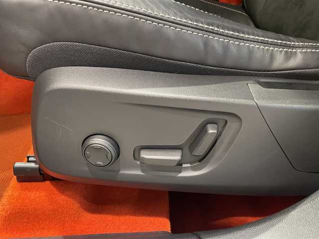 ボルボ ＸＣ４０ T4 AWD Rデザイン 愛知県 2020(令2)年 2.9万km 白 純正ナビ　/Ｂｌｕｅｔｏｏｔｈ　/ＡｐｐｌｅＣａｒＰｌａｙ　/ＡｎｄｒｏｉｄＡｕｔｏ　/３６０度カメラ/フルセグTV　/ハーフレザー　/シートヒーター　/ＡＣＣ　/ＬＫＡ　/ＢＳＭ　/ドライブレコーダー　/ＥＴＣ/プッシュスタート/アイドリングストップ/ウィンカーミラー