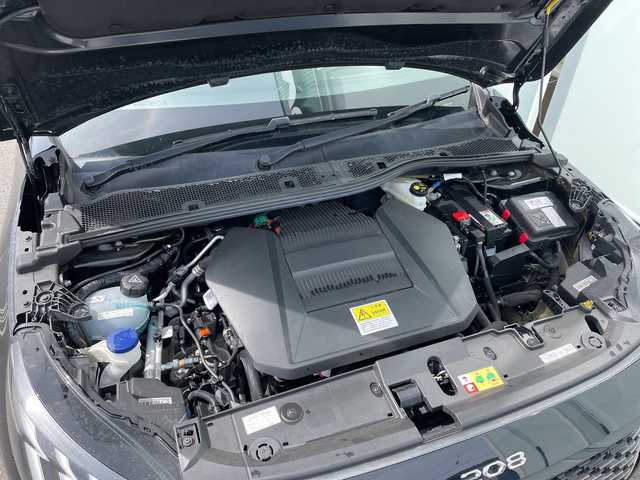 プジョー ｅ－２０８ GT 神奈川県 2022(令4)年 0.7万km ペルラネラブラック 純正ディスプレイオーディオ/AppleCarPlay/AndroidAuto/Bluetooth/バックカメラ/追従走行付きクルーズコントロール/ブラインドスポットモニター/アクティブセーフティーブレーキ/トラクションコントロール/クリアランスソナー/アンビエンスライト/LEDヘッドライト/オートマチックハイビーム/オートライト/純正アルミホイール/ETC/USB/電動格納ミラー/カーテンエアバック/レーンキープアシスト/横滑り防止装置/衝突被害軽減システム/盗難防止装置