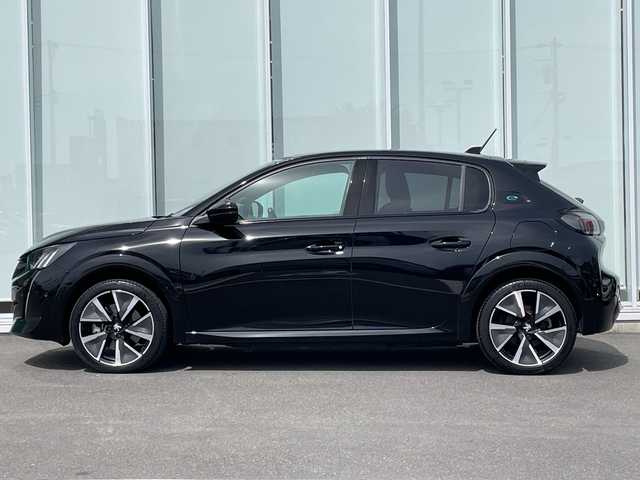 プジョー ｅ－２０８ GT 神奈川県 2022(令4)年 0.7万km ペルラネラブラック 純正ディスプレイオーディオ/AppleCarPlay/AndroidAuto/Bluetooth/バックカメラ/追従走行付きクルーズコントロール/ブラインドスポットモニター/アクティブセーフティーブレーキ/トラクションコントロール/クリアランスソナー/アンビエンスライト/LEDヘッドライト/オートマチックハイビーム/オートライト/純正アルミホイール/ETC/USB/電動格納ミラー/カーテンエアバック/レーンキープアシスト/横滑り防止装置/衝突被害軽減システム/盗難防止装置