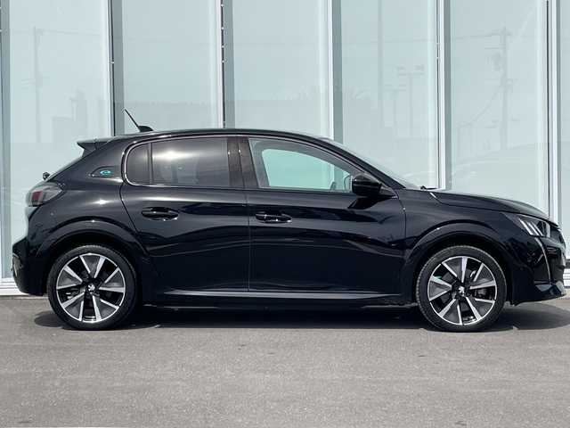 プジョー ｅ－２０８ GT 神奈川県 2022(令4)年 0.7万km ペルラネラブラック 純正ディスプレイオーディオ/AppleCarPlay/AndroidAuto/Bluetooth/バックカメラ/追従走行付きクルーズコントロール/ブラインドスポットモニター/アクティブセーフティーブレーキ/トラクションコントロール/クリアランスソナー/アンビエンスライト/LEDヘッドライト/オートマチックハイビーム/オートライト/純正アルミホイール/ETC/USB/電動格納ミラー/カーテンエアバック/レーンキープアシスト/横滑り防止装置/衝突被害軽減システム/盗難防止装置