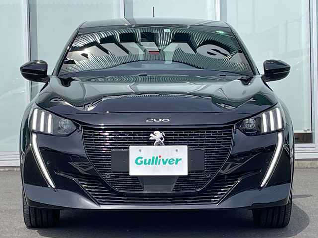 プジョー ｅ－２０８ GT 神奈川県 2022(令4)年 0.7万km ペルラネラブラック 純正ディスプレイオーディオ/AppleCarPlay/AndroidAuto/Bluetooth/バックカメラ/追従走行付きクルーズコントロール/ブラインドスポットモニター/アクティブセーフティーブレーキ/トラクションコントロール/クリアランスソナー/アンビエンスライト/LEDヘッドライト/オートマチックハイビーム/オートライト/純正アルミホイール/ETC/USB/電動格納ミラー/カーテンエアバック/レーンキープアシスト/横滑り防止装置/衝突被害軽減システム/盗難防止装置