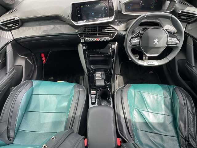 プジョー ｅ－２０８ GT 神奈川県 2022(令4)年 0.7万km ペルラネラブラック 純正ディスプレイオーディオ/AppleCarPlay/AndroidAuto/Bluetooth/バックカメラ/追従走行付きクルーズコントロール/ブラインドスポットモニター/アクティブセーフティーブレーキ/トラクションコントロール/クリアランスソナー/アンビエンスライト/LEDヘッドライト/オートマチックハイビーム/オートライト/純正アルミホイール/ETC/USB/電動格納ミラー/カーテンエアバック/レーンキープアシスト/横滑り防止装置/衝突被害軽減システム/盗難防止装置