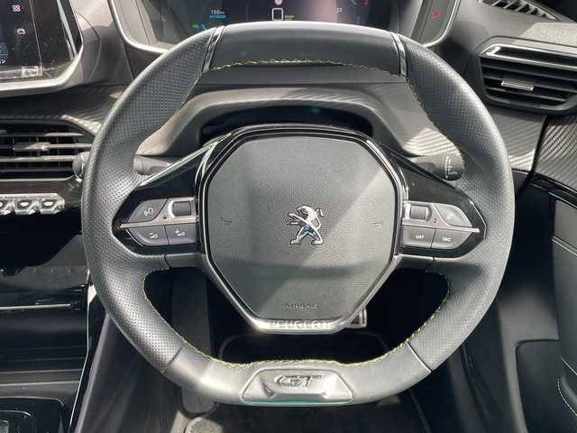 プジョー ｅ－２０８ GT 神奈川県 2022(令4)年 0.7万km ペルラネラブラック 純正ディスプレイオーディオ/AppleCarPlay/AndroidAuto/Bluetooth/バックカメラ/追従走行付きクルーズコントロール/ブラインドスポットモニター/アクティブセーフティーブレーキ/トラクションコントロール/クリアランスソナー/アンビエンスライト/LEDヘッドライト/オートマチックハイビーム/オートライト/純正アルミホイール/ETC/USB/電動格納ミラー/カーテンエアバック/レーンキープアシスト/横滑り防止装置/衝突被害軽減システム/盗難防止装置