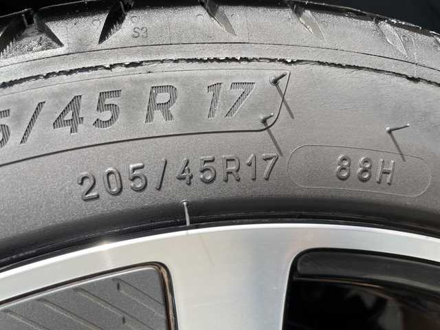 プジョー ｅ－２０８ GT 神奈川県 2022(令4)年 0.7万km ペルラネラブラック 純正ディスプレイオーディオ/AppleCarPlay/AndroidAuto/Bluetooth/バックカメラ/追従走行付きクルーズコントロール/ブラインドスポットモニター/アクティブセーフティーブレーキ/トラクションコントロール/クリアランスソナー/アンビエンスライト/LEDヘッドライト/オートマチックハイビーム/オートライト/純正アルミホイール/ETC/USB/電動格納ミラー/カーテンエアバック/レーンキープアシスト/横滑り防止装置/衝突被害軽減システム/盗難防止装置