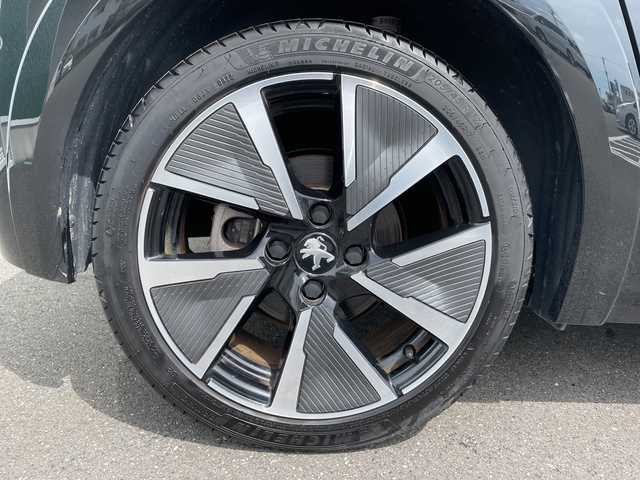 プジョー ｅ－２０８ GT 神奈川県 2022(令4)年 0.7万km ペルラネラブラック 純正ディスプレイオーディオ/AppleCarPlay/AndroidAuto/Bluetooth/バックカメラ/追従走行付きクルーズコントロール/ブラインドスポットモニター/アクティブセーフティーブレーキ/トラクションコントロール/クリアランスソナー/アンビエンスライト/LEDヘッドライト/オートマチックハイビーム/オートライト/純正アルミホイール/ETC/USB/電動格納ミラー/カーテンエアバック/レーンキープアシスト/横滑り防止装置/衝突被害軽減システム/盗難防止装置