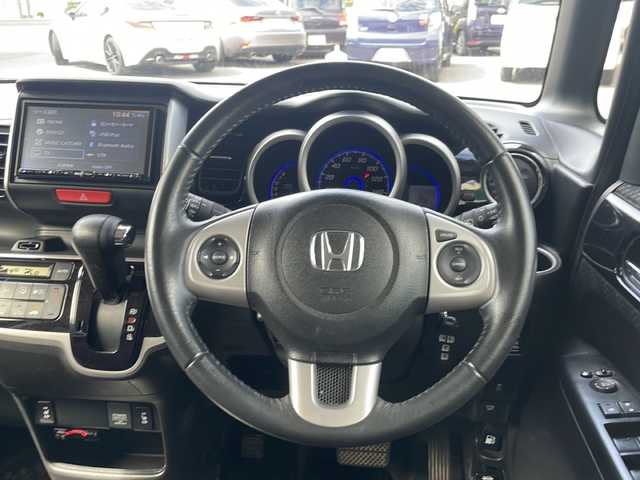 ホンダ Ｎ ＢＯＸ カスタム ターボ SSパッケージ 福島県 2015(平27)年 7.8万km スマートブラック ４WD/社外ＳＤナビ/（FM/AM/DVD/SD/USB/Bluetooth）/バックカメラ/フルセグTV/LEDヘッドライト/オートライト/アイドリングストップ/横滑り防止装置/プッシュスタート/スマートキー/フロアマット/ドライブレコーダー/純正15インチAW