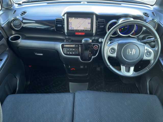 ホンダ Ｎ ＢＯＸ カスタム ターボ SSパッケージ 道東・釧路十勝 2015(平27)年 7.8万km スマートブラック ・４WD/・ターボ/・社外ＳＤメモリナビ/（FM AM DVD CD SD フルセグ Bluetooth）/・バックカメラ/・パドルシフト/・オートライト/・ETC/・衝突軽減システム（CTBA）/・前席シートヒーター/・ヒーテッドドアミラー/・アイドリングストップ/・横滑り防止装置/・スマートキー/・プッシュスタート/・純正ロアマット/・社外前方ドライブレコーダー/・純正15インチアルミホイール