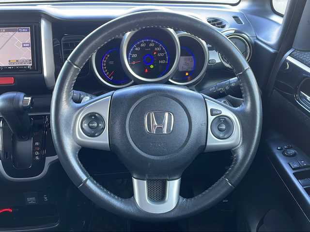 ホンダ Ｎ ＢＯＸ カスタム ターボ SSパッケージ 道東・釧路十勝 2015(平27)年 7.8万km スマートブラック ・４WD/・ターボ/・社外ＳＤメモリナビ/（FM AM DVD CD SD フルセグ Bluetooth）/・バックカメラ/・パドルシフト/・オートライト/・ETC/・衝突軽減システム（CTBA）/・前席シートヒーター/・ヒーテッドドアミラー/・アイドリングストップ/・横滑り防止装置/・スマートキー/・プッシュスタート/・純正ロアマット/・社外前方ドライブレコーダー/・純正15インチアルミホイール