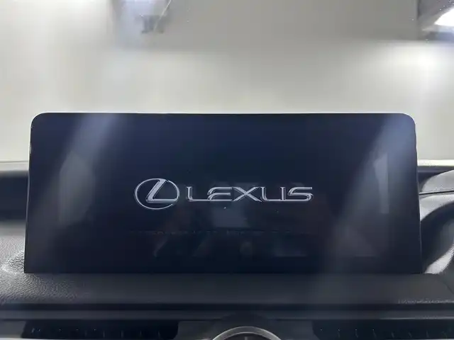 レクサス ＩＳ 300h Fスポーツ 佐賀県 2021(令3)年 2.4万km ホワイトノーヴァガラスフレーク 純正12.3インチナビ/CD/DVD/フルセグTV/Bluetooth/バックカメラ/レクサスセーフティシステム/レーンキープアシスト/プリクラッシュセーフティ/レーダークルーズコントロール/オートマチックハイビーム/ブラインドスポットモニター/クリアランスソナー/ETC２．０/ドライブレコーダー/レザーシート/シートヒーター/エアシート/パワーシート/ハンドルヒーター/純正フロアマット/純正19インチアルミホイール/オレンジブレーキキャリパー