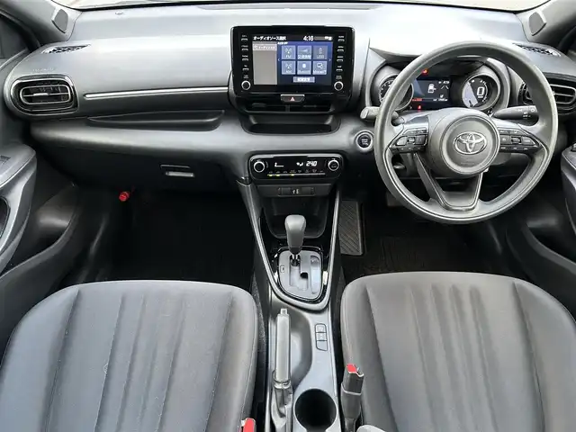トヨタ ヤリス G 岡山県 2023(令5)年 1.8万km プラチナホワイトパールマイカ 登録時走行距離17505km/ワンオーナー/禁煙車/純正ディスプレイオーディオ/Bluetooth/バックカメラ/クルーズコントロール(追従走行あり)/衝突被害軽減システム/車線逸脱警報（レーンキープアシスト）/後側方車両検知警報(ブラインドスポットモニター)/クリアランスソナー/オートマチックハイビーム/オートライト/ヘッドライトレベライザー/プッシュスタート/スマートキー/スペアキー/MTモード付きAT/純正アルミホイール 15インチ/ドアバイザー/電動格納ミラー/オートリトラミラー/純正フロアマット/横滑防止装置/盗難防止装置/マルチメディア取扱説明書/保証書