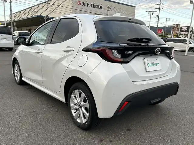 トヨタ ヤリス G 岡山県 2023(令5)年 1.8万km プラチナホワイトパールマイカ 登録時走行距離17505km/ワンオーナー/禁煙車/純正ディスプレイオーディオ/Bluetooth/バックカメラ/クルーズコントロール(追従走行あり)/衝突被害軽減システム/車線逸脱警報（レーンキープアシスト）/後側方車両検知警報(ブラインドスポットモニター)/クリアランスソナー/オートマチックハイビーム/オートライト/ヘッドライトレベライザー/プッシュスタート/スマートキー/スペアキー/MTモード付きAT/純正アルミホイール 15インチ/ドアバイザー/電動格納ミラー/オートリトラミラー/純正フロアマット/横滑防止装置/盗難防止装置/マルチメディア取扱説明書/保証書