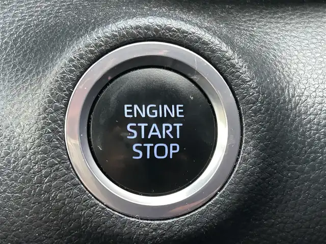 トヨタ ヤリス G 岡山県 2023(令5)年 1.8万km プラチナホワイトパールマイカ 登録時走行距離17505km/ワンオーナー/禁煙車/純正ディスプレイオーディオ/Bluetooth/バックカメラ/クルーズコントロール(追従走行あり)/衝突被害軽減システム/車線逸脱警報（レーンキープアシスト）/後側方車両検知警報(ブラインドスポットモニター)/クリアランスソナー/オートマチックハイビーム/オートライト/ヘッドライトレベライザー/プッシュスタート/スマートキー/スペアキー/MTモード付きAT/純正アルミホイール 15インチ/ドアバイザー/電動格納ミラー/オートリトラミラー/純正フロアマット/横滑防止装置/盗難防止装置/マルチメディア取扱説明書/保証書