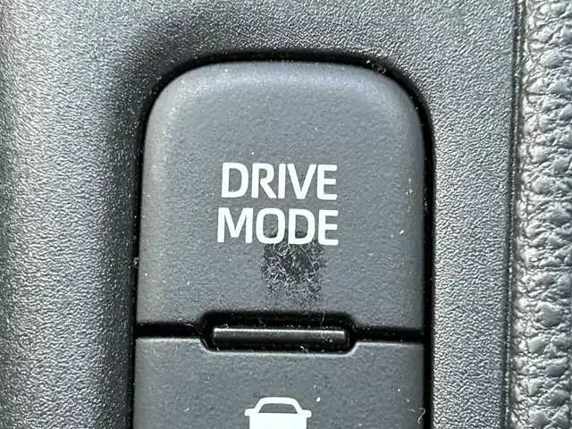 トヨタ ヤリス G 岡山県 2023(令5)年 1.8万km プラチナホワイトパールマイカ 登録時走行距離17505km/ワンオーナー/禁煙車/純正ディスプレイオーディオ/Bluetooth/バックカメラ/クルーズコントロール(追従走行あり)/衝突被害軽減システム/車線逸脱警報（レーンキープアシスト）/後側方車両検知警報(ブラインドスポットモニター)/クリアランスソナー/オートマチックハイビーム/オートライト/ヘッドライトレベライザー/プッシュスタート/スマートキー/スペアキー/MTモード付きAT/純正アルミホイール 15インチ/ドアバイザー/電動格納ミラー/オートリトラミラー/純正フロアマット/横滑防止装置/盗難防止装置/マルチメディア取扱説明書/保証書