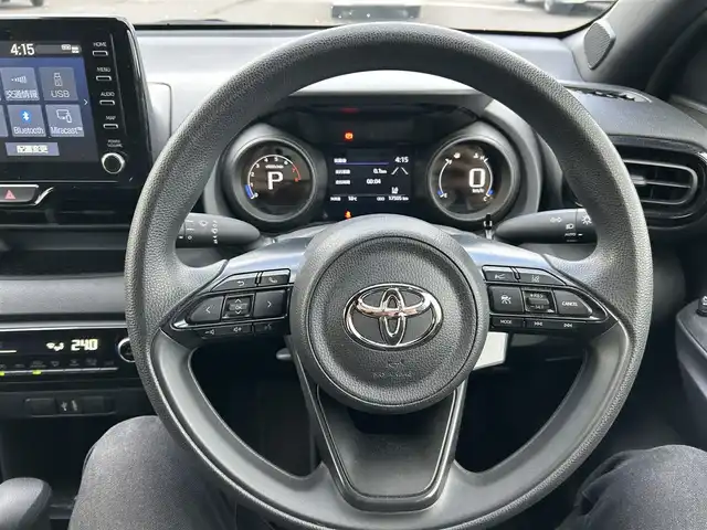 トヨタ ヤリス G 岡山県 2023(令5)年 1.8万km プラチナホワイトパールマイカ 登録時走行距離17505km/ワンオーナー/禁煙車/純正ディスプレイオーディオ/Bluetooth/バックカメラ/クルーズコントロール(追従走行あり)/衝突被害軽減システム/車線逸脱警報（レーンキープアシスト）/後側方車両検知警報(ブラインドスポットモニター)/クリアランスソナー/オートマチックハイビーム/オートライト/ヘッドライトレベライザー/プッシュスタート/スマートキー/スペアキー/MTモード付きAT/純正アルミホイール 15インチ/ドアバイザー/電動格納ミラー/オートリトラミラー/純正フロアマット/横滑防止装置/盗難防止装置/マルチメディア取扱説明書/保証書