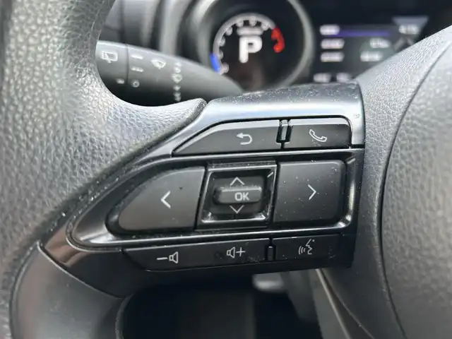 トヨタ ヤリス G 岡山県 2023(令5)年 1.8万km プラチナホワイトパールマイカ 登録時走行距離17505km/ワンオーナー/禁煙車/純正ディスプレイオーディオ/Bluetooth/バックカメラ/クルーズコントロール(追従走行あり)/衝突被害軽減システム/車線逸脱警報（レーンキープアシスト）/後側方車両検知警報(ブラインドスポットモニター)/クリアランスソナー/オートマチックハイビーム/オートライト/ヘッドライトレベライザー/プッシュスタート/スマートキー/スペアキー/MTモード付きAT/純正アルミホイール 15インチ/ドアバイザー/電動格納ミラー/オートリトラミラー/純正フロアマット/横滑防止装置/盗難防止装置/マルチメディア取扱説明書/保証書