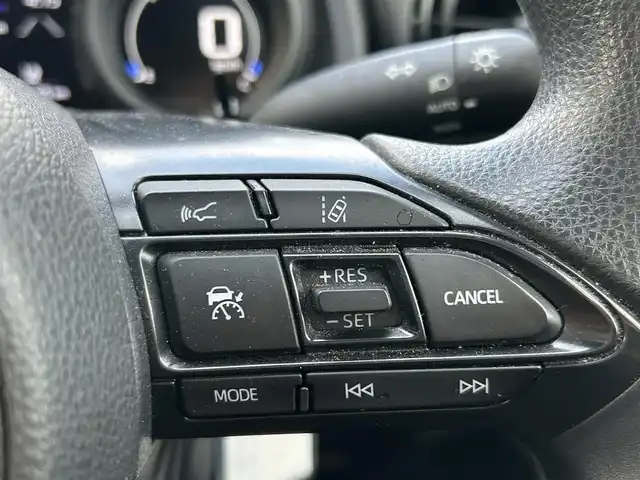 トヨタ ヤリス G 岡山県 2023(令5)年 1.8万km プラチナホワイトパールマイカ 登録時走行距離17505km/ワンオーナー/禁煙車/純正ディスプレイオーディオ/Bluetooth/バックカメラ/クルーズコントロール(追従走行あり)/衝突被害軽減システム/車線逸脱警報（レーンキープアシスト）/後側方車両検知警報(ブラインドスポットモニター)/クリアランスソナー/オートマチックハイビーム/オートライト/ヘッドライトレベライザー/プッシュスタート/スマートキー/スペアキー/MTモード付きAT/純正アルミホイール 15インチ/ドアバイザー/電動格納ミラー/オートリトラミラー/純正フロアマット/横滑防止装置/盗難防止装置/マルチメディア取扱説明書/保証書