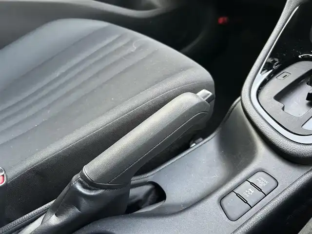 トヨタ ヤリス G 岡山県 2023(令5)年 1.8万km プラチナホワイトパールマイカ 登録時走行距離17505km/ワンオーナー/禁煙車/純正ディスプレイオーディオ/Bluetooth/バックカメラ/クルーズコントロール(追従走行あり)/衝突被害軽減システム/車線逸脱警報（レーンキープアシスト）/後側方車両検知警報(ブラインドスポットモニター)/クリアランスソナー/オートマチックハイビーム/オートライト/ヘッドライトレベライザー/プッシュスタート/スマートキー/スペアキー/MTモード付きAT/純正アルミホイール 15インチ/ドアバイザー/電動格納ミラー/オートリトラミラー/純正フロアマット/横滑防止装置/盗難防止装置/マルチメディア取扱説明書/保証書