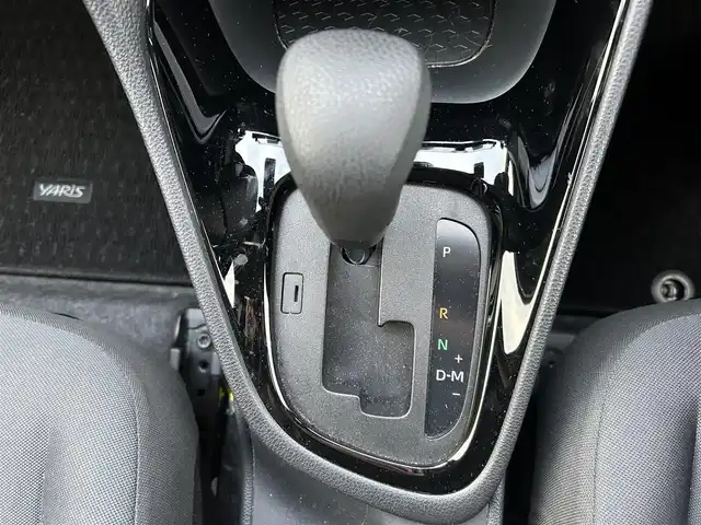 トヨタ ヤリス G 岡山県 2023(令5)年 1.8万km プラチナホワイトパールマイカ 登録時走行距離17505km/ワンオーナー/禁煙車/純正ディスプレイオーディオ/Bluetooth/バックカメラ/クルーズコントロール(追従走行あり)/衝突被害軽減システム/車線逸脱警報（レーンキープアシスト）/後側方車両検知警報(ブラインドスポットモニター)/クリアランスソナー/オートマチックハイビーム/オートライト/ヘッドライトレベライザー/プッシュスタート/スマートキー/スペアキー/MTモード付きAT/純正アルミホイール 15インチ/ドアバイザー/電動格納ミラー/オートリトラミラー/純正フロアマット/横滑防止装置/盗難防止装置/マルチメディア取扱説明書/保証書