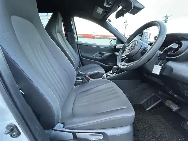 トヨタ ヤリス G 岡山県 2023(令5)年 1.8万km プラチナホワイトパールマイカ 登録時走行距離17505km/ワンオーナー/禁煙車/純正ディスプレイオーディオ/Bluetooth/バックカメラ/クルーズコントロール(追従走行あり)/衝突被害軽減システム/車線逸脱警報（レーンキープアシスト）/後側方車両検知警報(ブラインドスポットモニター)/クリアランスソナー/オートマチックハイビーム/オートライト/ヘッドライトレベライザー/プッシュスタート/スマートキー/スペアキー/MTモード付きAT/純正アルミホイール 15インチ/ドアバイザー/電動格納ミラー/オートリトラミラー/純正フロアマット/横滑防止装置/盗難防止装置/マルチメディア取扱説明書/保証書