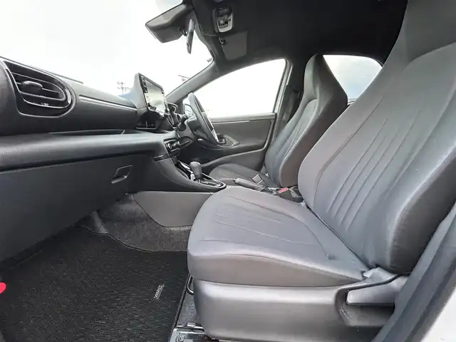 トヨタ ヤリス G 岡山県 2023(令5)年 1.8万km プラチナホワイトパールマイカ 登録時走行距離17505km/ワンオーナー/禁煙車/純正ディスプレイオーディオ/Bluetooth/バックカメラ/クルーズコントロール(追従走行あり)/衝突被害軽減システム/車線逸脱警報（レーンキープアシスト）/後側方車両検知警報(ブラインドスポットモニター)/クリアランスソナー/オートマチックハイビーム/オートライト/ヘッドライトレベライザー/プッシュスタート/スマートキー/スペアキー/MTモード付きAT/純正アルミホイール 15インチ/ドアバイザー/電動格納ミラー/オートリトラミラー/純正フロアマット/横滑防止装置/盗難防止装置/マルチメディア取扱説明書/保証書