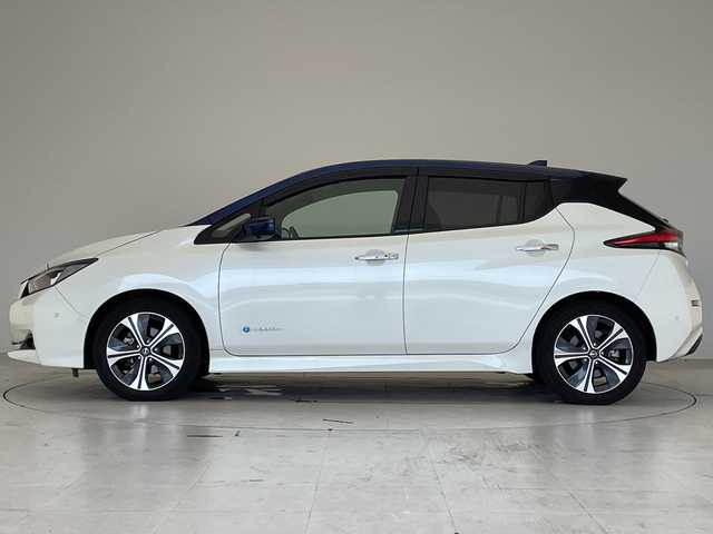 日産 リーフ G 愛知県 2021(令3)年 2.4万km ブリリアントホワイトパール/オーロラフレアブルーパール 2トーン 純正9型ディズプレイオーディオナビ/プロパイロット/全方位カメラ/シートヒーター/レーダークルーズコントロール/バックカメラ/コーナーセンサー/純正アルミホイール/ETC2.0/ブラインドスポットモニター/LEDヘッドライト/ステアリングヒーター/ドライブレコーダー/フルセグ/ステアリングスイッチ/スマートキー/プッシュスタート