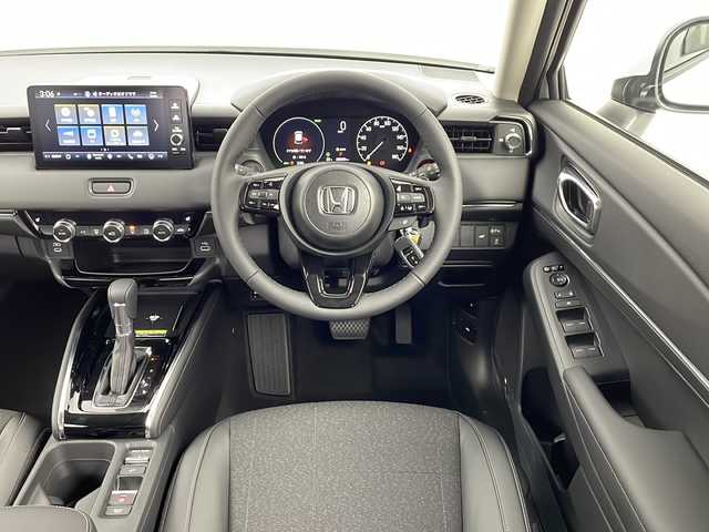 ホンダ ヴェゼル ハイブリッド e:HEV Z 愛知県 2025(令7)年 0.1千km プラチナホワイトパール /R7年10月登録済未使用車//純正HondaCONNECTナビ//フルセグTV/AMFM/Bluetooth/USB//AppleCarPlay/AndroidAuto//ビルトインETC2.0//バックカメラ//HondaSENSING//アダプティブクルーズコントロール//パーキングセンサーシステム//ブラインドスポットモニター//アダプティブドライビングビーム//後退出庫サポート//フルLEDヘッドランプ//オートライト//LEDアクティブコーナリングライト//LEDフォグランプ//フルLEDリアコンビランプ//ハンズフリーパワーテールゲート//プライムスムースコンビシート//前席シートヒーター//革巻きステアリング//ステアリングスイッチ//ステアリングヒーター//パドルシフト式減速セレクター//純正18インチアルミホイール//電子パーキングブレーキ//ブレーキホールド//ヒルディセントコントロール//プッシュスタート//電動格納ミラー//アイドリングストップ//取扱説明書