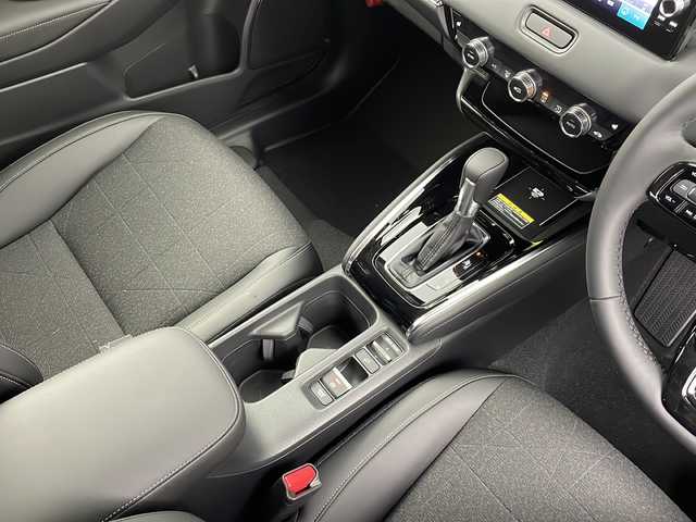 ホンダ ヴェゼル ハイブリッド e:HEV Z 愛知県 2025(令7)年 0.1千km プラチナホワイトパール /R7年10月登録済未使用車//純正HondaCONNECTナビ//フルセグTV/AMFM/Bluetooth/USB//AppleCarPlay/AndroidAuto//ビルトインETC2.0//バックカメラ//HondaSENSING//アダプティブクルーズコントロール//パーキングセンサーシステム//ブラインドスポットモニター//アダプティブドライビングビーム//後退出庫サポート//フルLEDヘッドランプ//オートライト//LEDアクティブコーナリングライト//LEDフォグランプ//フルLEDリアコンビランプ//ハンズフリーパワーテールゲート//プライムスムースコンビシート//前席シートヒーター//革巻きステアリング//ステアリングスイッチ//ステアリングヒーター//パドルシフト式減速セレクター//純正18インチアルミホイール//電子パーキングブレーキ//ブレーキホールド//ヒルディセントコントロール//プッシュスタート//電動格納ミラー//アイドリングストップ//取扱説明書