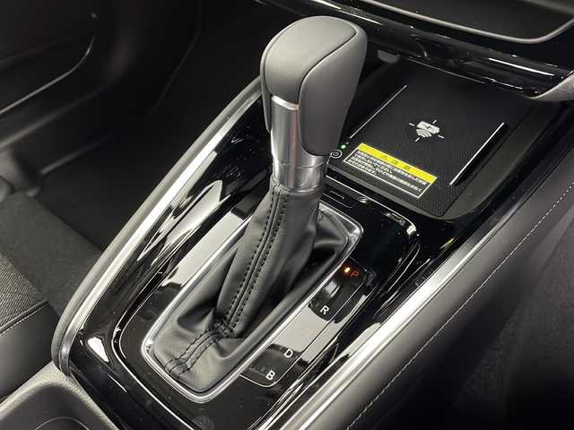 ホンダ ヴェゼル ハイブリッド e:HEV Z 愛知県 2025(令7)年 0.1千km プラチナホワイトパール /R7年10月登録済未使用車//純正HondaCONNECTナビ//フルセグTV/AMFM/Bluetooth/USB//AppleCarPlay/AndroidAuto//ビルトインETC2.0//バックカメラ//HondaSENSING//アダプティブクルーズコントロール//パーキングセンサーシステム//ブラインドスポットモニター//アダプティブドライビングビーム//後退出庫サポート//フルLEDヘッドランプ//オートライト//LEDアクティブコーナリングライト//LEDフォグランプ//フルLEDリアコンビランプ//ハンズフリーパワーテールゲート//プライムスムースコンビシート//前席シートヒーター//革巻きステアリング//ステアリングスイッチ//ステアリングヒーター//パドルシフト式減速セレクター//純正18インチアルミホイール//電子パーキングブレーキ//ブレーキホールド//ヒルディセントコントロール//プッシュスタート//電動格納ミラー//アイドリングストップ//取扱説明書