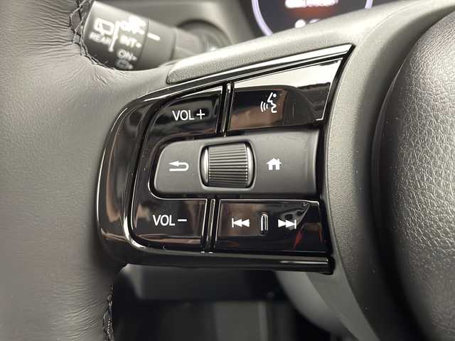 ホンダ ヴェゼル ハイブリッド e:HEV Z 愛知県 2025(令7)年 0.1千km プラチナホワイトパール /R7年10月登録済未使用車//純正HondaCONNECTナビ//フルセグTV/AMFM/Bluetooth/USB//AppleCarPlay/AndroidAuto//ビルトインETC2.0//バックカメラ//HondaSENSING//アダプティブクルーズコントロール//パーキングセンサーシステム//ブラインドスポットモニター//アダプティブドライビングビーム//後退出庫サポート//フルLEDヘッドランプ//オートライト//LEDアクティブコーナリングライト//LEDフォグランプ//フルLEDリアコンビランプ//ハンズフリーパワーテールゲート//プライムスムースコンビシート//前席シートヒーター//革巻きステアリング//ステアリングスイッチ//ステアリングヒーター//パドルシフト式減速セレクター//純正18インチアルミホイール//電子パーキングブレーキ//ブレーキホールド//ヒルディセントコントロール//プッシュスタート//電動格納ミラー//アイドリングストップ//取扱説明書