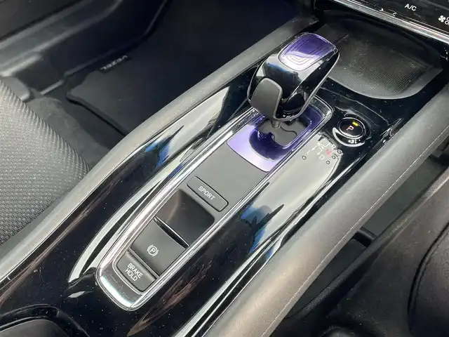 ホンダ ヴェゼル ハイブリッド X 埼玉県 2013(平25)年 13.2万km ホワイトオーキッドパール (株)IDOMが運営する【じしゃロン川越店】の自社ローン専用車両になります。こちらは現金またはオートローンご利用時の価格です。自社ローンご希望の方は別途その旨お申付け下さい/純正ナビ/フルセグ/Ｂｌｕｅｔｏｏｔｈ/Ｂカメラ/衝突軽減ブレーキ/クルーズコントロール/オートホールド/ルーフレール/オートライト/ＬＥＤ/純正１７インチアルミホイール/スマートキー