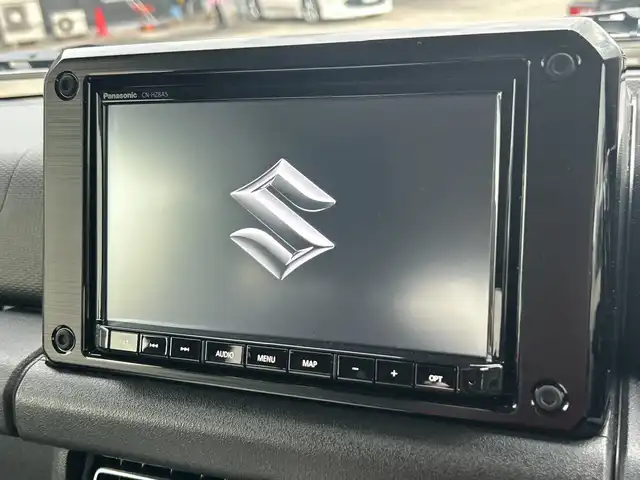 スズキ ジムニー シエラ JC 神奈川県 2025(令7)年 0.2万km ブルーイッシュブラックパール3 4WD/純正8インチナビ/バックカメラ/クルーズコントロール/前席シートヒーター/ETC/スマートキー/プッシュスタート/社外フロアマット/本革ステアリング/LEDライト/フォグランプ/オートライト/電動格納ミラー/前後コーナーセンサー/デュアルセンサーブレーキサポートII/発進お知らせ機能/車線逸脱警報/横滑り防止装置/アイドリングストップ