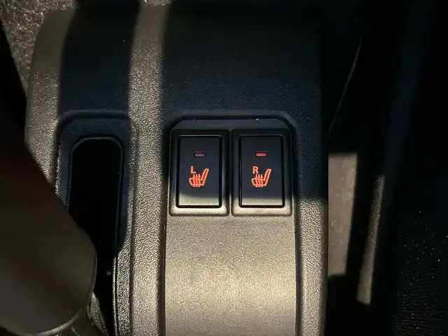 スズキ ジムニー シエラ JC 神奈川県 2025(令7)年 0.2万km ブルーイッシュブラックパール3 4WD/純正8インチナビ/バックカメラ/クルーズコントロール/前席シートヒーター/ETC/スマートキー/プッシュスタート/社外フロアマット/本革ステアリング/LEDライト/フォグランプ/オートライト/電動格納ミラー/前後コーナーセンサー/デュアルセンサーブレーキサポートII/発進お知らせ機能/車線逸脱警報/横滑り防止装置/アイドリングストップ