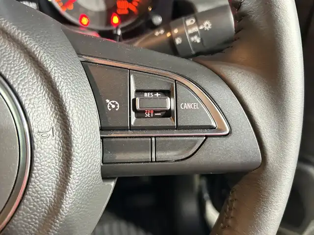 スズキ ジムニー シエラ JC 神奈川県 2025(令7)年 0.2万km ブルーイッシュブラックパール3 4WD/純正8インチナビ/バックカメラ/クルーズコントロール/前席シートヒーター/ETC/スマートキー/プッシュスタート/社外フロアマット/本革ステアリング/LEDライト/フォグランプ/オートライト/電動格納ミラー/前後コーナーセンサー/デュアルセンサーブレーキサポートII/発進お知らせ機能/車線逸脱警報/横滑り防止装置/アイドリングストップ