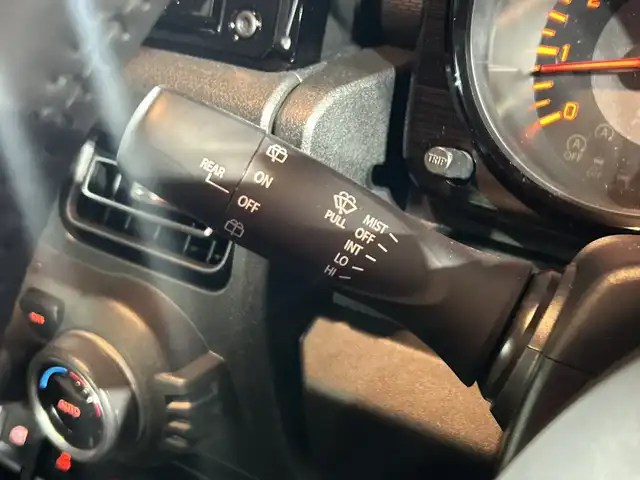 スズキ ジムニー シエラ JC 神奈川県 2025(令7)年 0.2万km ブルーイッシュブラックパール3 4WD/純正8インチナビ/バックカメラ/クルーズコントロール/前席シートヒーター/ETC/スマートキー/プッシュスタート/社外フロアマット/本革ステアリング/LEDライト/フォグランプ/オートライト/電動格納ミラー/前後コーナーセンサー/デュアルセンサーブレーキサポートII/発進お知らせ機能/車線逸脱警報/横滑り防止装置/アイドリングストップ