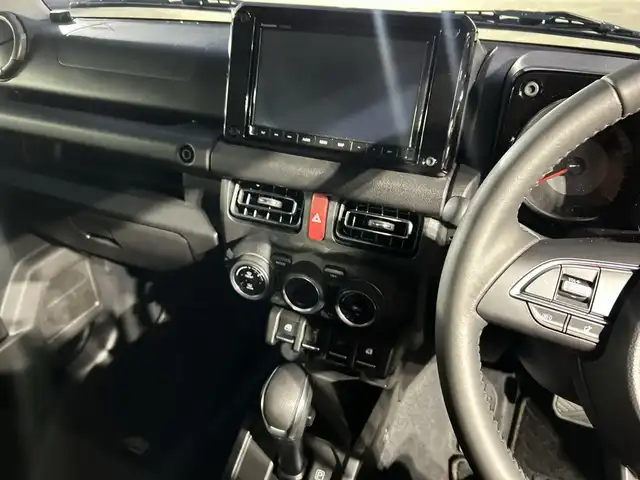 スズキ ジムニー シエラ JC 神奈川県 2025(令7)年 0.2万km ブルーイッシュブラックパール3 4WD/純正8インチナビ/バックカメラ/クルーズコントロール/前席シートヒーター/ETC/スマートキー/プッシュスタート/社外フロアマット/本革ステアリング/LEDライト/フォグランプ/オートライト/電動格納ミラー/前後コーナーセンサー/デュアルセンサーブレーキサポートII/発進お知らせ機能/車線逸脱警報/横滑り防止装置/アイドリングストップ