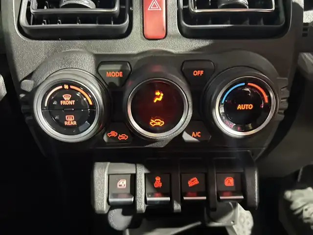 スズキ ジムニー シエラ JC 神奈川県 2025(令7)年 0.2万km ブルーイッシュブラックパール3 4WD/純正8インチナビ/バックカメラ/クルーズコントロール/前席シートヒーター/ETC/スマートキー/プッシュスタート/社外フロアマット/本革ステアリング/LEDライト/フォグランプ/オートライト/電動格納ミラー/前後コーナーセンサー/デュアルセンサーブレーキサポートII/発進お知らせ機能/車線逸脱警報/横滑り防止装置/アイドリングストップ