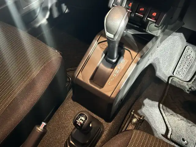 スズキ ジムニー シエラ JC 神奈川県 2025(令7)年 0.2万km ブルーイッシュブラックパール3 4WD/純正8インチナビ/バックカメラ/クルーズコントロール/前席シートヒーター/ETC/スマートキー/プッシュスタート/社外フロアマット/本革ステアリング/LEDライト/フォグランプ/オートライト/電動格納ミラー/前後コーナーセンサー/デュアルセンサーブレーキサポートII/発進お知らせ機能/車線逸脱警報/横滑り防止装置/アイドリングストップ