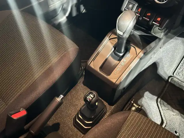 スズキ ジムニー シエラ JC 神奈川県 2025(令7)年 0.2万km ブルーイッシュブラックパール3 4WD/純正8インチナビ/バックカメラ/クルーズコントロール/前席シートヒーター/ETC/スマートキー/プッシュスタート/社外フロアマット/本革ステアリング/LEDライト/フォグランプ/オートライト/電動格納ミラー/前後コーナーセンサー/デュアルセンサーブレーキサポートII/発進お知らせ機能/車線逸脱警報/横滑り防止装置/アイドリングストップ