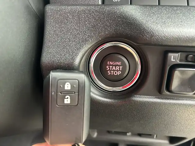 スズキ ジムニー シエラ JC 神奈川県 2025(令7)年 0.2万km ブルーイッシュブラックパール3 4WD/純正8インチナビ/バックカメラ/クルーズコントロール/前席シートヒーター/ETC/スマートキー/プッシュスタート/社外フロアマット/本革ステアリング/LEDライト/フォグランプ/オートライト/電動格納ミラー/前後コーナーセンサー/デュアルセンサーブレーキサポートII/発進お知らせ機能/車線逸脱警報/横滑り防止装置/アイドリングストップ