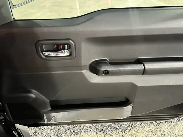 スズキ ジムニー シエラ JC 神奈川県 2025(令7)年 0.2万km ブルーイッシュブラックパール3 4WD/純正8インチナビ/バックカメラ/クルーズコントロール/前席シートヒーター/ETC/スマートキー/プッシュスタート/社外フロアマット/本革ステアリング/LEDライト/フォグランプ/オートライト/電動格納ミラー/前後コーナーセンサー/デュアルセンサーブレーキサポートII/発進お知らせ機能/車線逸脱警報/横滑り防止装置/アイドリングストップ