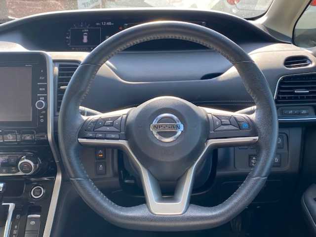 日産 セレナ ハイウェイスター 兵庫県 2017(平29)年 8.9万km ブリリアントホワイトパール 純正ナビ（AM/FM/BT/DVD/AUX)/・フルセグTV/アラウンドビューモニター/パーキングアシスト/衝突軽減システム/横滑り防止/アイドリングストップ/追従付きクルーズコントロール/セーフティーシールド/ステアリングスイッチ/両側パワースライドドア/純正マット/フリップダウンモニター/ウォークスルー/ビルトインETC/ドライブレコーダー/デジタルインナー/プロパイロット