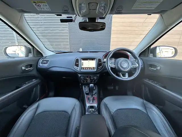 クライスラー・ジープ ジープ コンパス トレイルホーク 宮崎県 2020(令2)年 5.7万km グレー 純正メモリーナビ/・Bluetooth/・AM/FM/・AUX/・USB/・フルセグテレビ/キセノンヘッドランプ/・アダプティブクルーズコントロール/・前後コーナーセンサー/・ブラインドスポットモニター/・オートライト/・オートマチックハイビーム/・ダウンヒルアシストコントロール/・パーキングアシスト/・レーンキープアシスト/ブラックハーフレザーシート/ETC/純正フロアマット/純正17インチアルミホイール/プッシュスタート/スマートキー