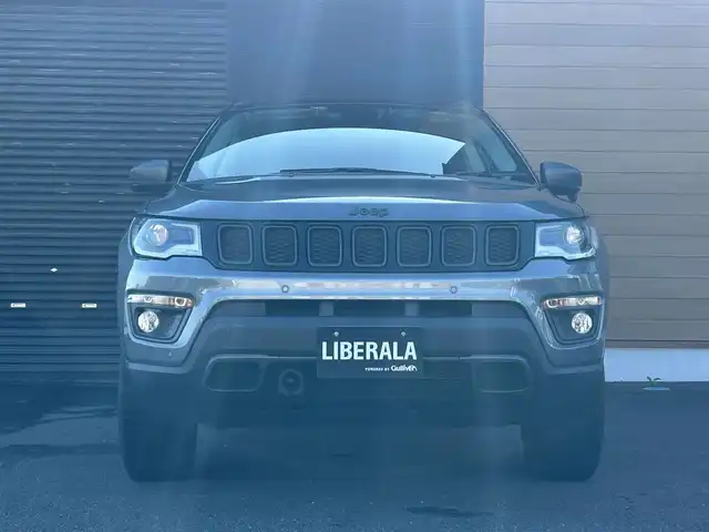 クライスラー・ジープ ジープ コンパス トレイルホーク 宮崎県 2020(令2)年 5.7万km グレー 純正メモリーナビ/・Bluetooth/・AM/FM/・AUX/・USB/・フルセグテレビ/キセノンヘッドランプ/・アダプティブクルーズコントロール/・前後コーナーセンサー/・ブラインドスポットモニター/・オートライト/・オートマチックハイビーム/・ダウンヒルアシストコントロール/・パーキングアシスト/・レーンキープアシスト/ブラックハーフレザーシート/ETC/純正フロアマット/純正17インチアルミホイール/プッシュスタート/スマートキー