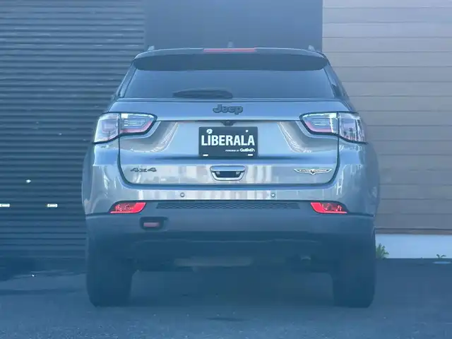 クライスラー・ジープ ジープ コンパス トレイルホーク 宮崎県 2020(令2)年 5.7万km グレー 純正メモリーナビ/・Bluetooth/・AM/FM/・AUX/・USB/・フルセグテレビ/キセノンヘッドランプ/・アダプティブクルーズコントロール/・前後コーナーセンサー/・ブラインドスポットモニター/・オートライト/・オートマチックハイビーム/・ダウンヒルアシストコントロール/・パーキングアシスト/・レーンキープアシスト/ブラックハーフレザーシート/ETC/純正フロアマット/純正17インチアルミホイール/プッシュスタート/スマートキー