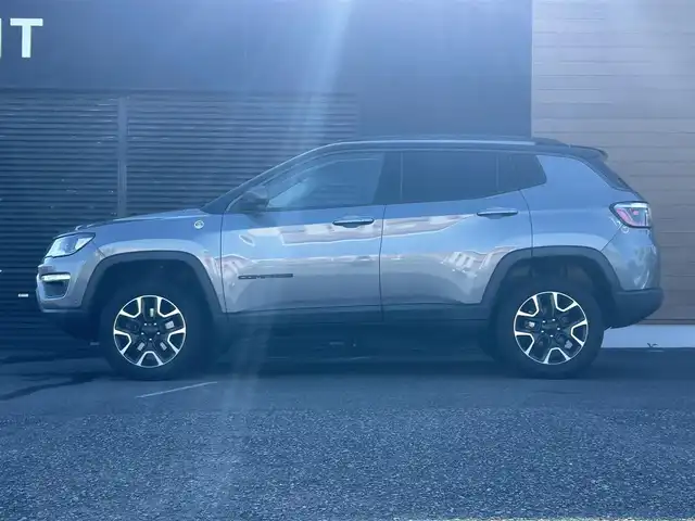 クライスラー・ジープ ジープ コンパス トレイルホーク 宮崎県 2020(令2)年 5.7万km グレー 純正メモリーナビ/・Bluetooth/・AM/FM/・AUX/・USB/・フルセグテレビ/キセノンヘッドランプ/・アダプティブクルーズコントロール/・前後コーナーセンサー/・ブラインドスポットモニター/・オートライト/・オートマチックハイビーム/・ダウンヒルアシストコントロール/・パーキングアシスト/・レーンキープアシスト/ブラックハーフレザーシート/ETC/純正フロアマット/純正17インチアルミホイール/プッシュスタート/スマートキー