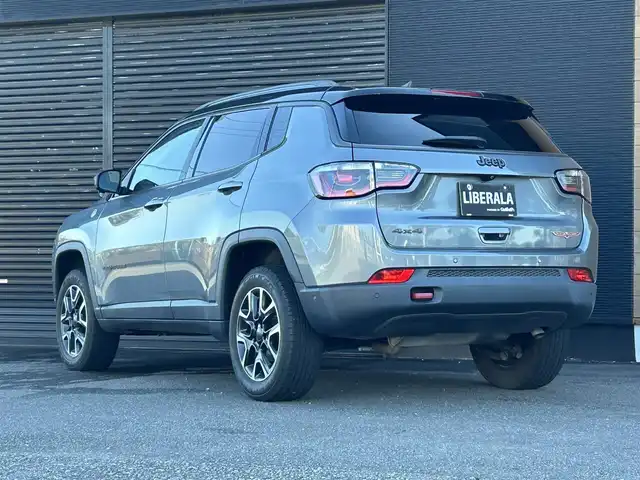 クライスラー・ジープ ジープ コンパス トレイルホーク 宮崎県 2020(令2)年 5.7万km グレー 純正メモリーナビ/・Bluetooth/・AM/FM/・AUX/・USB/・フルセグテレビ/キセノンヘッドランプ/・アダプティブクルーズコントロール/・前後コーナーセンサー/・ブラインドスポットモニター/・オートライト/・オートマチックハイビーム/・ダウンヒルアシストコントロール/・パーキングアシスト/・レーンキープアシスト/ブラックハーフレザーシート/ETC/純正フロアマット/純正17インチアルミホイール/プッシュスタート/スマートキー