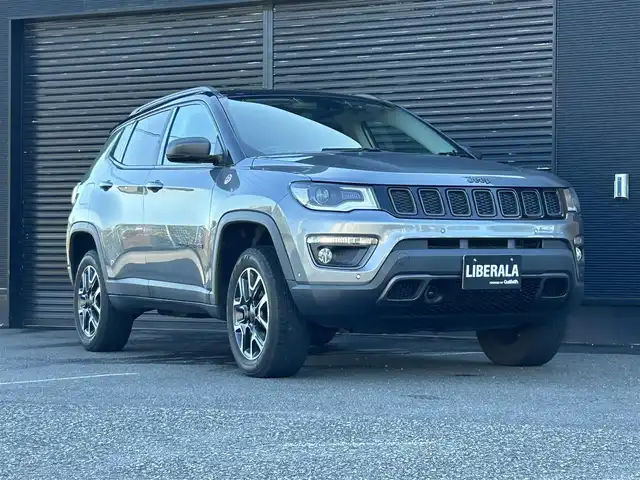 クライスラー・ジープ ジープ コンパス トレイルホーク 宮崎県 2020(令2)年 5.7万km グレー 純正メモリーナビ/・Bluetooth/・AM/FM/・AUX/・USB/・フルセグテレビ/キセノンヘッドランプ/・アダプティブクルーズコントロール/・前後コーナーセンサー/・ブラインドスポットモニター/・オートライト/・オートマチックハイビーム/・ダウンヒルアシストコントロール/・パーキングアシスト/・レーンキープアシスト/ブラックハーフレザーシート/ETC/純正フロアマット/純正17インチアルミホイール/プッシュスタート/スマートキー